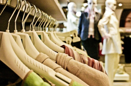 Shopping_Kleidungsstücke_Geschäft_Nachhaltiges Shoppen