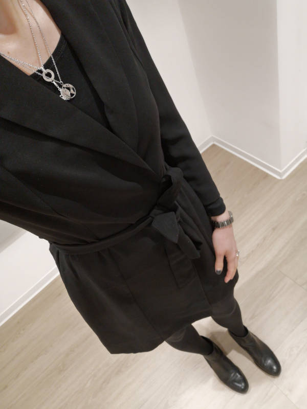 Schwarzes Blazerkleid schwarze Chelsea Boots