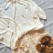 Modelieblinge_Sommer_2021_Modetrend 2021_Leinenshorts_Bluse_Sommersandalen_Goldschmuck_Modeblog_Kulturblazer